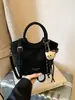 Bolsa de Ombro Transversal Balde Portátil Versão Coreana Nova Leve de Luxo Diagonal Moda Outono 2025 Feminina