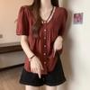 [Original] Camisa de cuello en V con hombros entallados para mujer, de manga corta, de verano, talla grande, estilo suave y antiedad para Hermanas Gordas