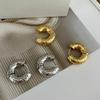 Fivela de orelha redonda sólida galvanizada em latão ouro real com padrão de flor de ameixa, design de nicho, brincos europeus e americanos para mulheres
