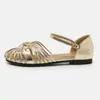 Sandalias planas de nuevo estilo con diseño de una sola tira, que cuentan con un lazo, detalles calados y un estilo de sandalia romana de punta abierta.
