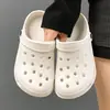 2026 Novos Sapatos Respiráveis com Furos de Verão para Sair Salto Baixo Desenho Animado de Enfermeira Casal Fofo Sandálias Fechadas