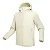 Chaqueta de montañismo unisex de alta calidad de color liso, nueva colección 2026, chaqueta softshell suave, transpirable y resistente al desgaste para exteriores