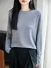 Tricô feminino em mistura de acetato e lã com gola redonda e barra enrolada, apresentando um brilho suave, perfeito para primavera e outono, e projetado para criar um efeito emagrecedor.