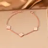 Pulsera con cadena fina de acero inoxidable, etiqueta cuadrada grabada estilo europeo y americano, accesorio versátil de lujo ligero para mujer, joyería elegante para el día a día