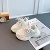 Tênis Dad Shoes para Meninas 2026 Primavera e Outono Novo Modelo Malha Respirável Solado Macio Solado Grosso Versátil Tênis Infantil Preto e Branco