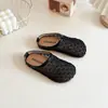 Pantuflas de malla estilo francés con punta cerrada para mujer, nuevos zapatos planos de red para el verano 2026, sandalias planas de punta redonda con diseño hueco y una sola tira.