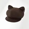 Sombrero ecuestre de gamuza coreano para mujer con colgante de metal, nuevo modelo de otoño e invierno, gorra tipo boina versátil que estiliza el rostro
