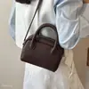 Bolsa Versátil Cuadrada Pequeña Nueva para Mujer Retro de Hombro Único Popular de Otoño Nicho Súper Caliente Superficie Suave 2026 Bolso Cruzado para Viajar al Trabajo