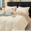 Conjunto de cama de quatro peças simples e elegante em veludo de leite branco-creme, com um design de veludo espesso e estampado, adequado para outono e inverno, incluindo uma capa de edredom e três outras peças