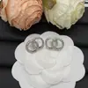 26 Aretes Nuevos Estilo Chanel con Logo, Diseño Doble C Completamente Diamantado, Artesanía de Alta Calidad, Aretes Chanel de Lujo Ligero al por Mayor