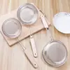 Colador de mango de madera con agujeros redondos, valla engrosada de acero inoxidable, mango de madera, rejilla para freír aceite, colador de aceite para fideos