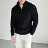 Suéter de tricô retrô com zíper parcial e gola alta para homens, apresentando um padrão trançado, um corte justo e uma estética vintage de "velho dinheiro".
