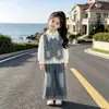 Conjunto de Primavera y Otoño para Niñas 2026 Nueva Moda Chaleco de Mezclilla Infantil Conjunto de Tres Piezas Ropa de Otoño de Moda para Niños Pequeños