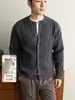 Yingao2026 nuevo cárdigan de otoño e invierno para hombre estilo old money cuello redondo rayas retro suéter abrigo moderno para mediana edad