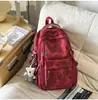 Mochila retro tie-dye con estampado de estrellas rojas y negras, estilo workwear unisex, elegante y genial para adolescentes y estudiantes.