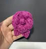 Nuevas flores pequeñas de alta gama de 6.6 cm, flores con forma súper, adornos de Camelia, prendedor de solapa Más hojas Más pasador de broche