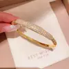 Pulsera con Cierre Trenzado de Doble Capa de Circonita Chapada en Oro Real de 18 Quilates Brazalete de Estilo Retro Francés Pulsera Versátil para Mujer