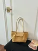 Bolsa de Ombro/Axila Grande Capacidade de Luxo, Moderna e na Moda, Bolsa Simples Trançada Vazada, Bolsa de Ombro/Axila Versátil Estilosa de Nicho
