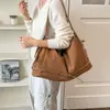 Bolso bandolera moderno y relajado, con un estilo despreocupado y textura de gamuza, que se asemeja a un bolso tipo almohada.. Nueva colección otoño/invierno 2026, bolso tote retro de un solo hombro