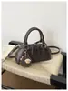 Bolsa tipo concha de cuero suave para mujer, nuevo modelo 2026, súper popular y exquisita, adecuada para salir, bolso de mano pequeño para el trabajo y los desplazamientos, bolso cruzado