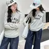 Camiseta Rayada de Primavera para Niñas 2026 Nueva Moda Tendencia Ropa Infantil Camiseta Base de Algodón Sudadera para Primavera y Otoño