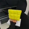 Bolso de Mano de Color Sólido para Mujer 2025 Invierno Nuevo de Moda Bolso acolchado a cuadros Moda Versátil Casual Estilo Occidental Bolso Pequeño