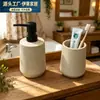 Juego de Dos Piezas para Baño de Resina con Patrón de Arenisca Estilo Nórdico para Hoteles y Casas de Huéspedes, Incluye Dispensador de Jabón de Manos y Vaso para Enjuague Bucal