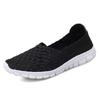 Sandálias ocas respiráveis de malha de verão Sapatos de mãe plana leve Casal Sapatos de pano casuais slip-on Sapatos femininos de tecido