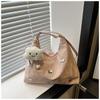 Nova Bolsa de Ombro com Pom-Pom Decorada com Borboletas em Couro Branco 2026 para Mulheres, Grande Capacidade, Versátil para o Dia a Dia, Bolsa Transversal de Nicho