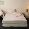 Sábana bajera de forro polar de leche de alto gramaje Bordado lindo Funda de cama de toalla Bloqueo de temperatura Lavable a máquina Protector de colchón