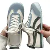 Tênis de treino alemães com cadarço, tênis brancos de sola grossa, sapatos casuais femininos estilo coreano novos para o outono de 2026, tênis de skate, tênis esportivos estudantis para mulheres