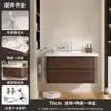 Conjunto de gabinete de baño estilo mediados de siglo de madera de nogal y aluminio de panal, incluyendo un lavabo de cerámica y tocador para el baño