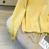 Foto Real da Nova Camiseta Amarela 2026 com Ombro a Mostra e Manga Longa para Mulheres, Primavera e Outono, Blusa Casual Versátil Soltinha Emagrecedora
