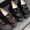 Outono de 2026 Novos Sapatos de Couro Pequenos com Sola Grossa Aumentadores de Altura Diários de Salto Alto Bico Redondo Estilo JK Japonês Sapatos de Uniforme Sapatilhas Femininas