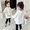 Camiseta de manga larga de algodón puro para niñas, nuevo estilo coreano otoño 2026, top estampado versátil para niños mayores, estilo primavera y otoño