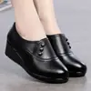 Sapatos de couro femininos Bai Zhenhe para idades 40-50, sapatos de mãe de salto médio, estilo britânico, sapatos de couro de sola macia para pessoas de meia-idade e idosos