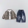 Conjunto de Roupa de Outono para Meninos 2026 Novo Estilo Infantil Primavera e Outono Veludo Cotelê Gola Lapela Conjunto de Três Peças Bebê Outono Tendência