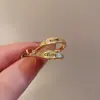 Brincos de Metal com Clipe de Orelha de Letra, Elegantes e Simples, Brincos de Design Exclusivo para Mulheres, Novo Estilo, Luxo Leve, Brincos de Alta Qualidade