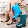 Zapatos de lluvia de caña media engrosados para mujer, zapatos de agua para mujer, botas de lluvia para mujer, zapatos impermeables de moda, zapatos de goma antideslizantes para cocina, cubrebotas de trabajo, botas de agua