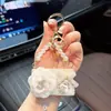 Llavero de modelo de coche con bolsa de camelia estilo influencer, bolso pequeño floral de moda, accesorio colgante no abrible