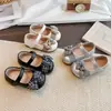 Sapatos de couro estilosos de cor sólida para meninas, nova coleção primavera/outono 2026, com um design xadrez fofo e um laço, perfeitos para os pequenos