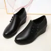 Modelo popular de primavera de Bai Zhenhe: Sapatos casuais femininos de bico redondo, sola macia, superfície macia, com salto anabela, modernos e confortáveis, com zíper lateral, para mães de meia-idade
