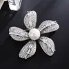 Broche de circonita de temperamento de moda corsage de flor de perla de alta gama pin versátil para abrigo traje fábrica venta al por mayor