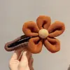 Color café con leche clip de pico de pato floral pasador grande para recogido en la nuca, accesorio de pelo de felpa nuevo de otoño e invierno 2026 para mujer