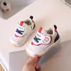 Zapatillas Nuevas de Estilo Otoño 2025 para Niños Suela Suave Antideslizantes Zapatos para Primeros Pasos Infantil y Niño Pequeño Cuero Casual Versátiles para Niñas