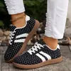 Nuevos zapatos de mujer transfronterizos para primavera, zapatillas de entrenamiento alemanas versátiles, zapatillas planas casuales, zapatos blancos de estudiante, zapatos Cortez de lunares
