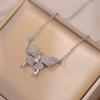 Collar para Mujer, Collar de Acero de Titanio con Colgante de Diseño Novedoso de Moda Nicho de Zircón de Mariposa de Papa Roja Pequeña Trendy