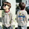 Camiseta infantil estilosa e versátil com estampa listrada de manga longa 2026 primavera e outono, modelagem solta, camiseta básica versátil para crianças mais velhas