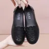 Sandalias de cuero suave, suela blanda, zapatos para madre, verano, transpirables, zapatos de cuero hueco, antideslizantes, zapatos planos para mujeres de mediana edad y mayores, zapatos con agujeros