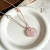 Pingente de cadeado pequeno de calcedônia gelo, pingente de ágata cadeado Ruyi rosa e branco, colar de corda trançada estilo chinês, joias de corrente para clavícula